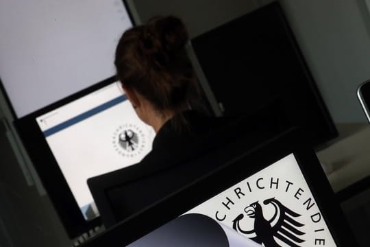 Bürgerrechtler und Journalisten wollen mit ihrer Klage unter anderem erreichen, dass der Bundesnachrichtendienst niemanden mehr ohne konkreten Verdacht ins Visier nehmen darf.