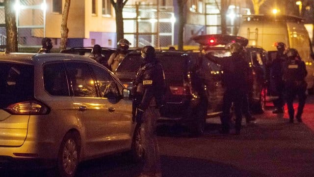Zugrif in Marzahn-Hellersdorf: Wegen des Verdachts der Vorbereitung einer schweren staatsgefährdenden Gewalttat gibt es derzeit Razzien in mehreren Bundesländern. Zugrif in Marzahn-Hellersdorf: Wegen des Verdachts der Vorbereitung einer schweren staatsgefährdenden Gewalttat gibt es derzeit Razzien in mehreren Bundesländern.