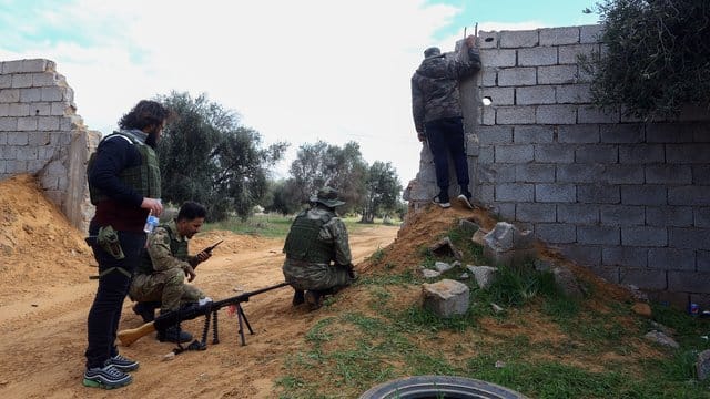 Die von den Vereinten Nationen unterstützten Regierungstruppen kämpfen, hier nahe Tripolis, gegen den aufständischen General Haftar. Die von den Vereinten Nationen unterstützten Regierungstruppen kämpfen, hier nahe Tripolis, gegen den aufständischen General Haftar.