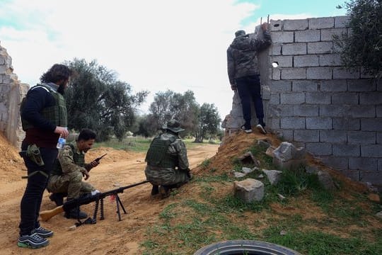 Die von den Vereinten Nationen unterstützten Regierungstruppen kämpfen, hier nahe Tripolis, gegen den aufständischen General Haftar.