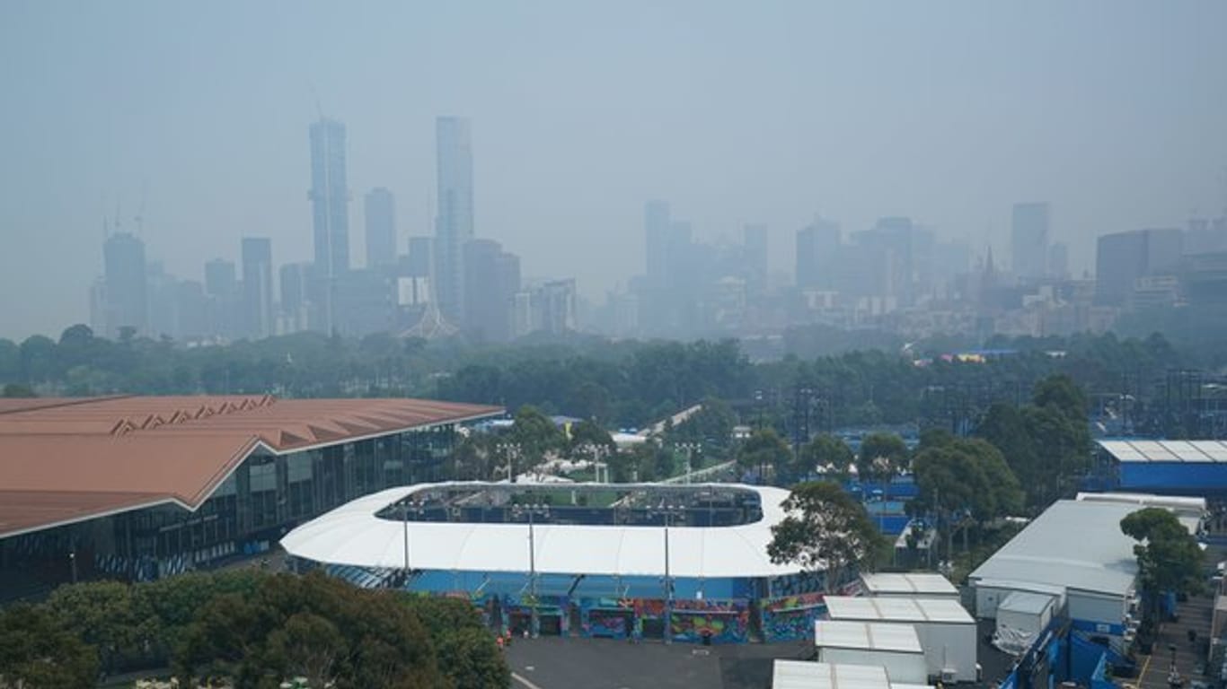 Die Buschbrände machen auch den Tennisspielern in Melbourne zu schaffen.