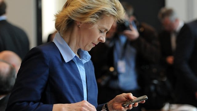 Blick aufs Handy: Der Untersuchungsausschuss zur Berateraffäre wird keinen Zugang mehr auf die SMS-Kommunikation von Ex-Verteidigungsministerin von der Leyen bekommen. Blick aufs Handy: Der Untersuchungsausschuss zur Berateraffäre wird keinen Zugang mehr auf die SMS-Kommunikation von Ex-Verteidigungsministerin von der Leyen bekommen.