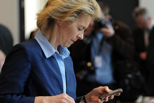 Blick aufs Handy: Der Untersuchungsausschuss zur Berateraffäre wird keinen Zugang mehr auf die SMS-Kommunikation von Ex-Verteidigungsministerin von der Leyen bekommen.