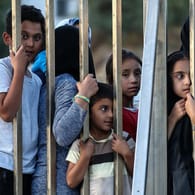 Migranten in einem Lager auf der Insel Lesbos: 42.000 Menschen weilen in Griechenland. (Archivbild)