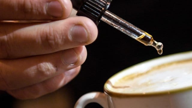 Ein Tröpfchen Cannabidiol für die Gesundheit? Der Nutzen ist noch nicht ausreichend durch klinische Studien erwiesen.