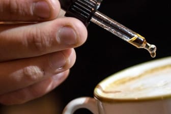 Ein Tröpfchen Cannabidiol für die Gesundheit? Der Nutzen ist noch nicht ausreichend durch klinische Studien erwiesen.