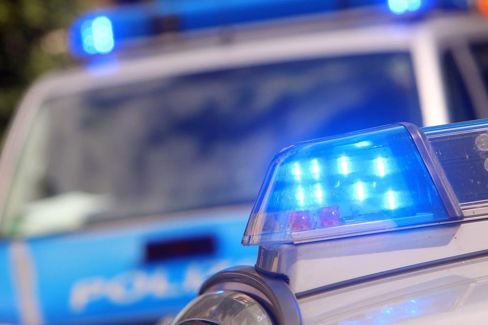 Blaulicht leuchtet auf Einsatzwagen der Polizei (Symbolbild): In Essen ist ein 19-Jähriger bei einem Lkw-Unfall ums Leben gekommen.