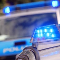 Blaulicht leuchtet auf Einsatzwagen der Polizei (Symbolbild): In Essen ist ein 19-Jähriger bei einem Lkw-Unfall ums Leben gekommen.