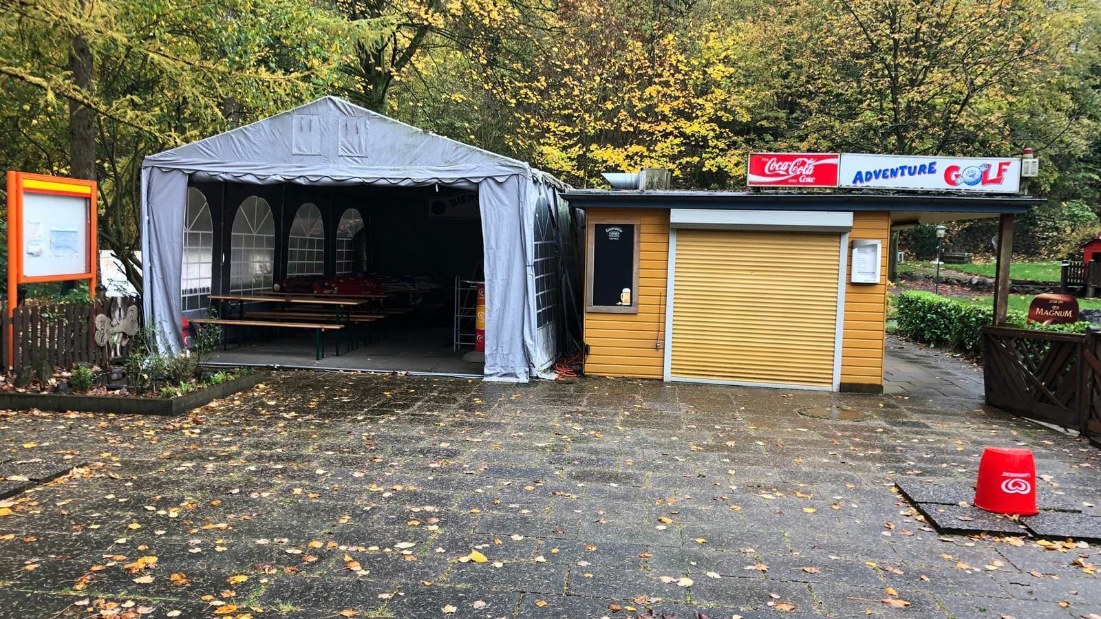 Das Kassenhäuschen und ein Zelt auf dem Minigolfplatz: Die neuen Pächter haben viele Ideen.