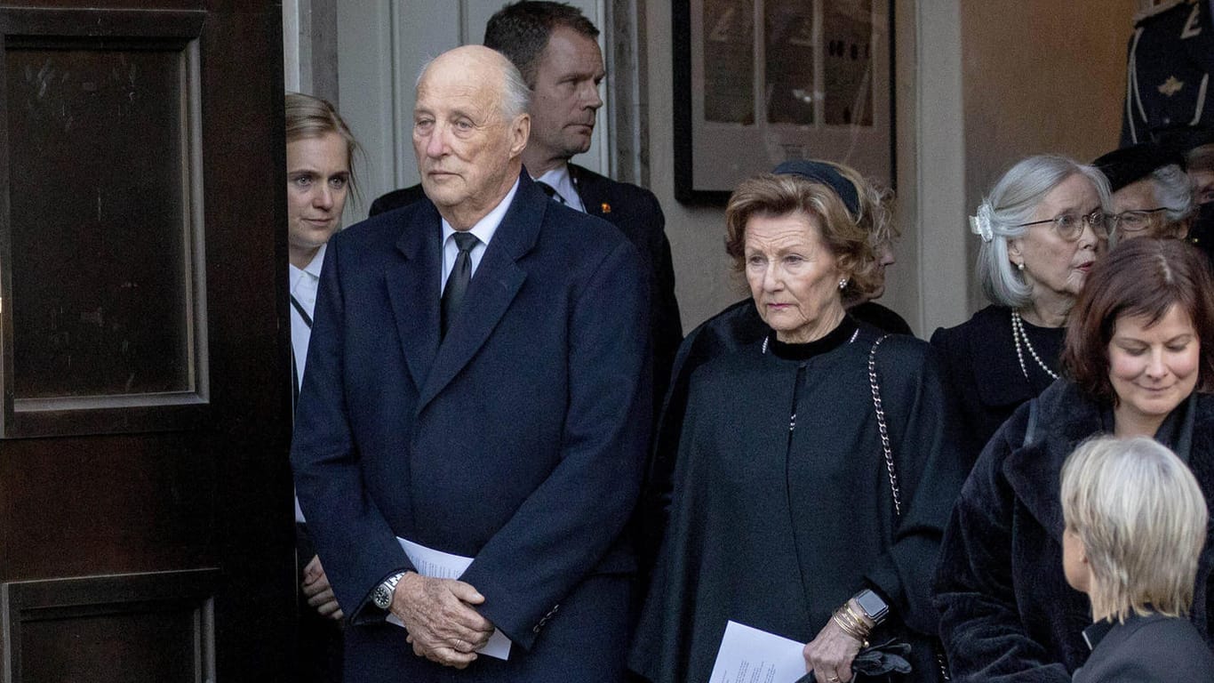 König Harald und Königin Sonja: Die norwegischen Royals zeigen sich bei der Trauerfeier für Ari Behn.