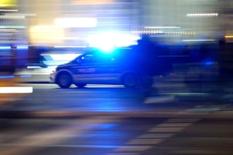 Polizeiauto im Einsatz: In Nürnberg hat es in einem Dönerladen gekracht.