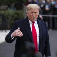 Präsident Trump mit erhobener Hand