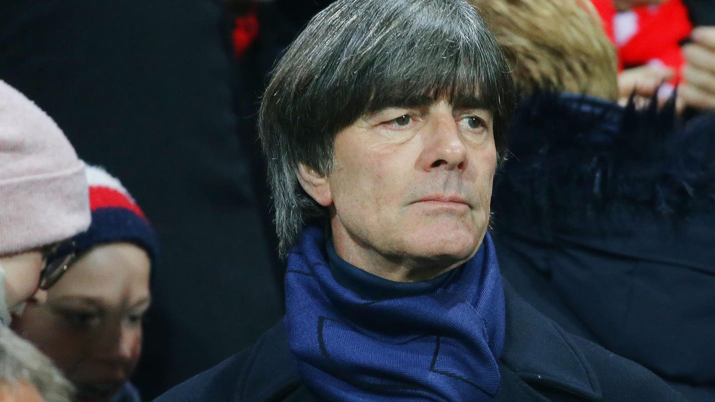 Joachim Löw: Der Bundestrainer sieht den Nübel-Wechsel kritisch. Joachim Löw: Der Bundestrainer sieht den Nübel-Wechsel kritisch.