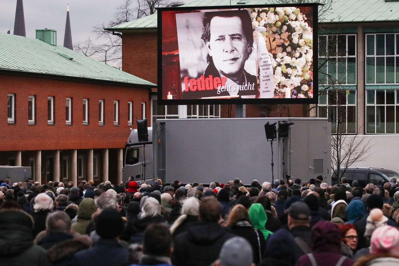 Jan Fedder: Die Trauerfeier für den Schauspieler wurde für ein größeres Publikum auf Leinwand übertragen, im Hamburger Michel durften keine Fotos gemacht werden