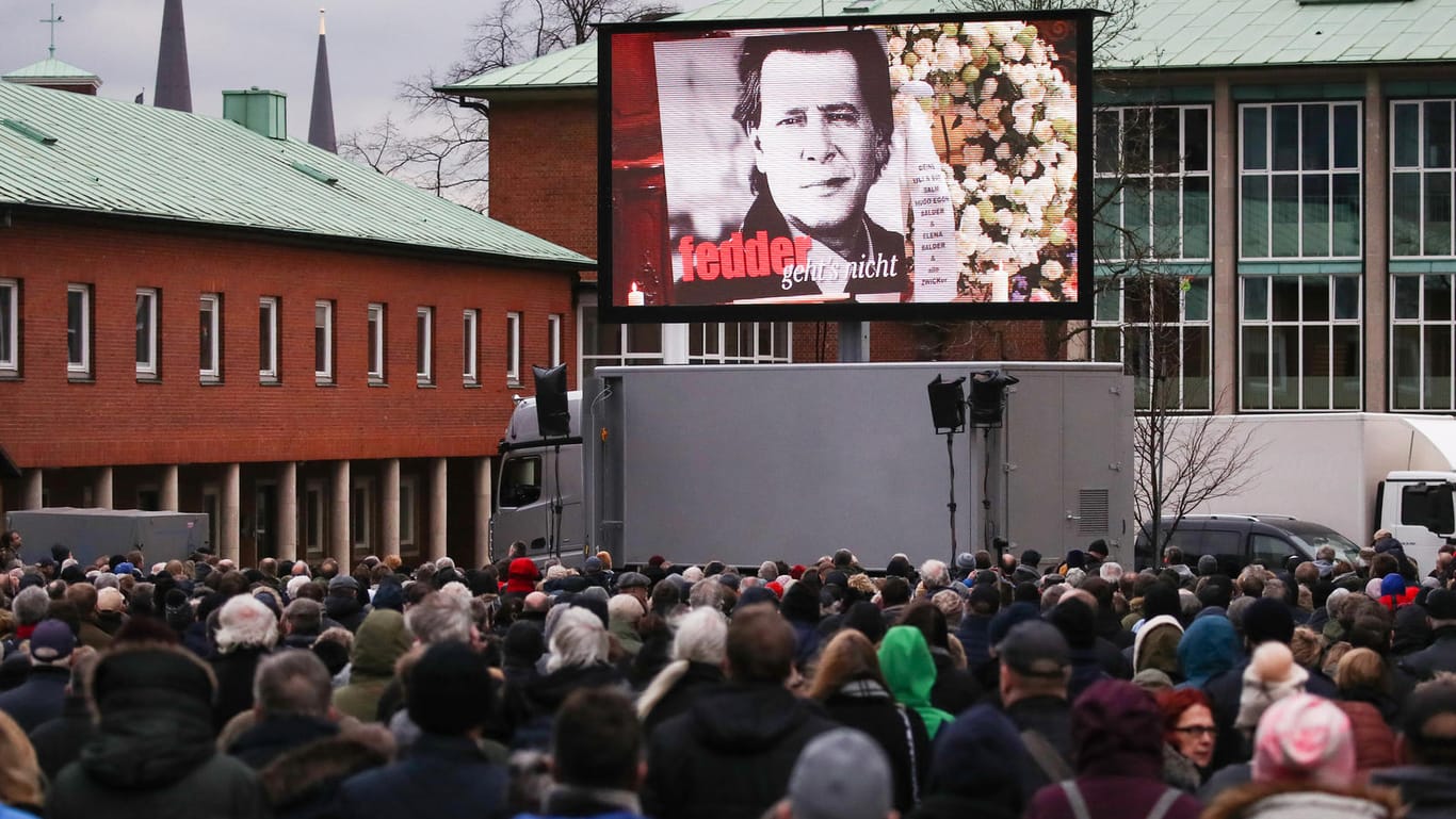 Jan Fedder: Die Trauerfeier für den Schauspieler wurde für ein größeres Publikum auf Leinwand übertragen, im Hamburger Michel durften keine Fotos gemacht werden