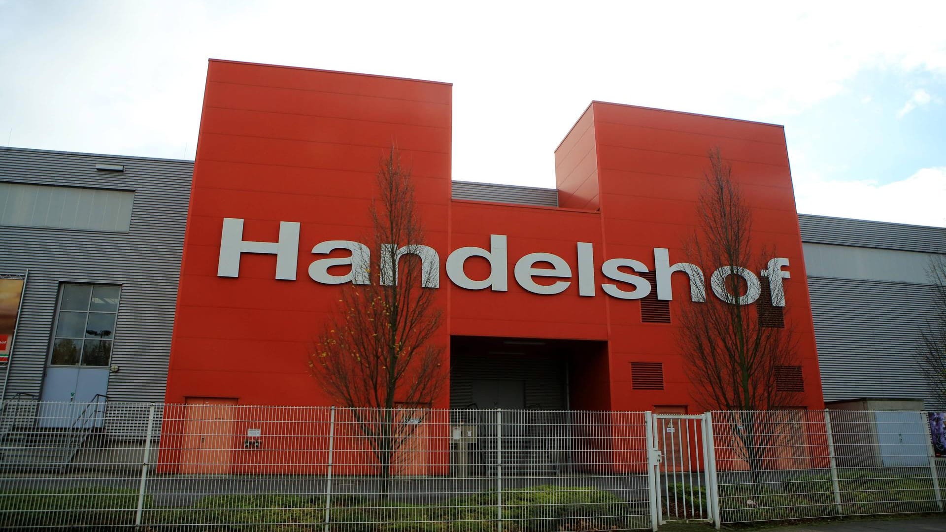 Logo von Handelshof an einem Gebäude: Der Ratio-Großmarkt in Hagen wird umbenannt und bekommt den Namen der Handelshof-Gruppe (Symbolbild).