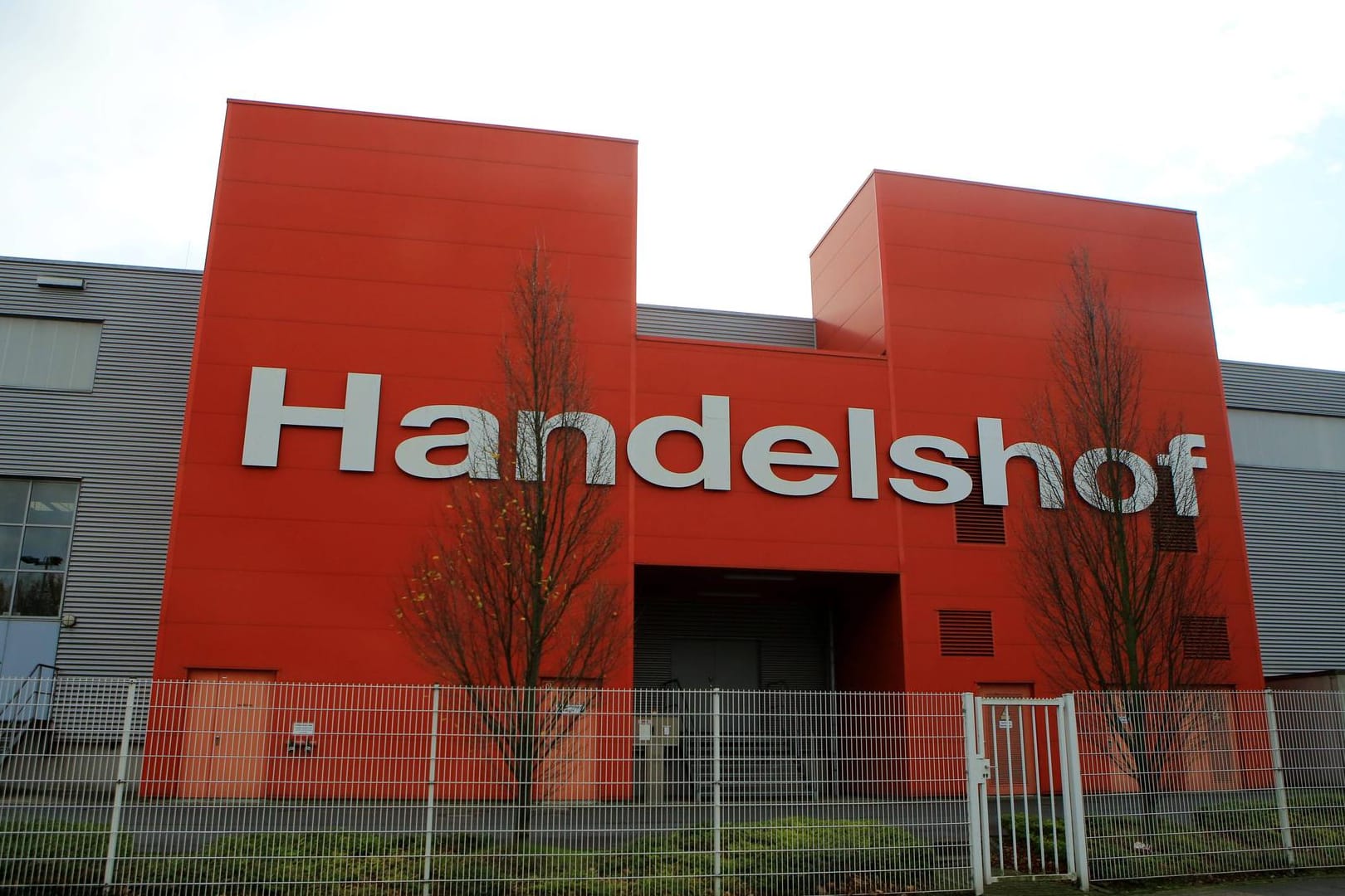 Logo von Handelshof an einem Gebäude: Der Ratio-Großmarkt in Hagen wird umbenannt und bekommt den Namen der Handelshof-Gruppe (Symbolbild).