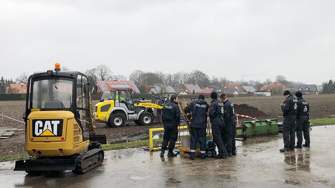 Grabungsarbeiten im Emsland: Die Polizei sucht nach einer männlichen Leiche.