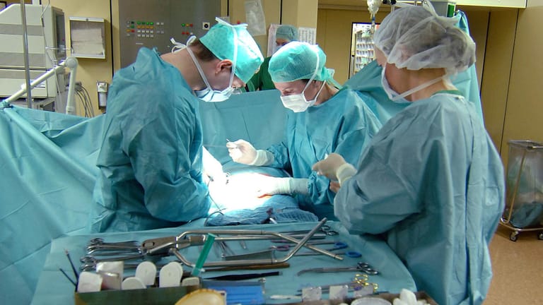 Im Universitätsklinikum Tübingen wird eine Niere transplantiert (Archivbild): Der Bundestag stimmt über eine Neuregelung bei Organspenden ab.