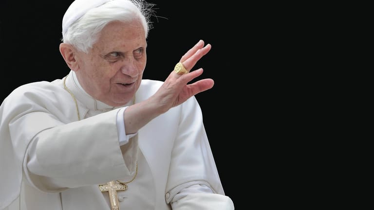 Papst Benedikt XVI. steht in heftiger Kritik: Nun zieht er seine Mitautorenschaft an einem Buch zurück.