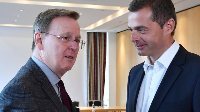 Thüringens Ministerpräsident Bodo Ramelow (l), hier im Gespräch mit CDU-Landeschef Mike Mohring, will sich eigentlich Anfang Februar im Landtag wiederwählen lassen. Thüringens Ministerpräsident Bodo Ramelow (l), hier im Gespräch mit CDU-Landeschef Mike Mohring, will sich eigentlich Anfang Februar im Landtag wiederwählen lassen.