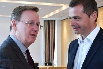 Thüringens Ministerpräsident Bodo Ramelow (l), hier im Gespräch mit CDU-Landeschef Mike Mohring, will sich eigentlich Anfang Februar im Landtag wiederwählen lassen.