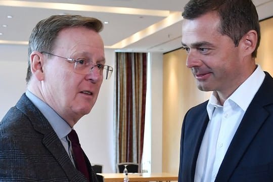 Thüringens Ministerpräsident Bodo Ramelow (l), hier im Gespräch mit CDU-Landeschef Mike Mohring, will sich eigentlich Anfang Februar im Landtag wiederwählen lassen.