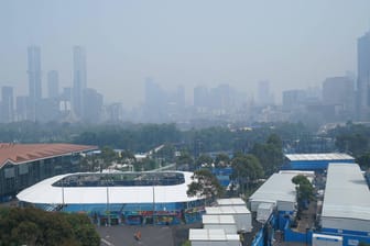 Gesundheitsgefährdend: Die Stadt Melbourne liegt aufgrund der Brände unter einem grauen Schleier.