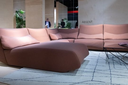 Für die Position zwischen Sitzen und Liegen ist das dezente Sofa Absent von Prostoria konzipiert.