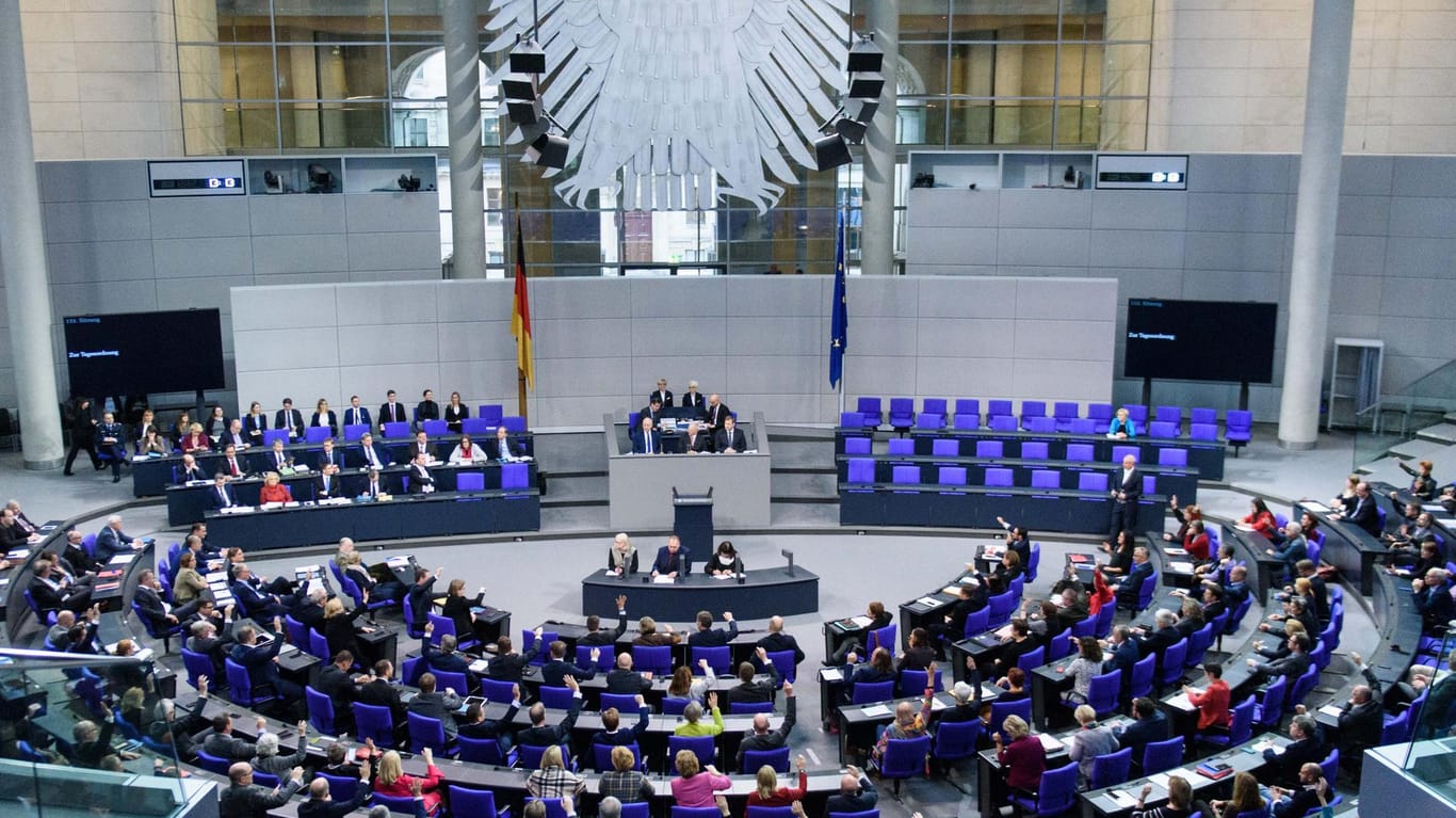 Der Plenarsaal des deutschen Bundestages: Das Parlament soll trotz Reform nicht kleiner werden.