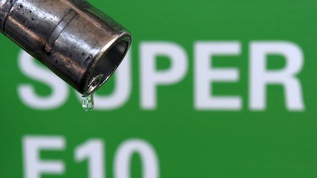 An vielen Tankstellen kostet der Biosprit E10 nun genauso viel wie Super (E5). An vielen Tankstellen kostet der Biosprit E10 nun genauso viel wie Super (E5).