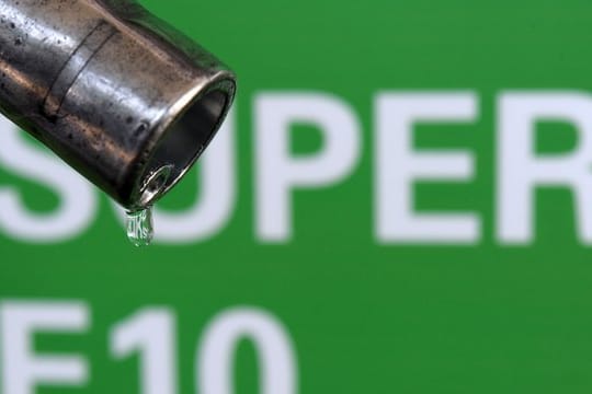 An vielen Tankstellen kostet der Biosprit E10 nun genauso viel wie Super (E5).