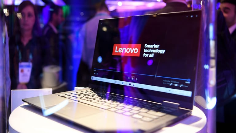 Ein 5G-Computer des chinesischen Computerherstellers Lenovo ist auf der Technik-Messe CES ausgestellt: Der Absatzmarkt für Notebooks zieht kräftig an.