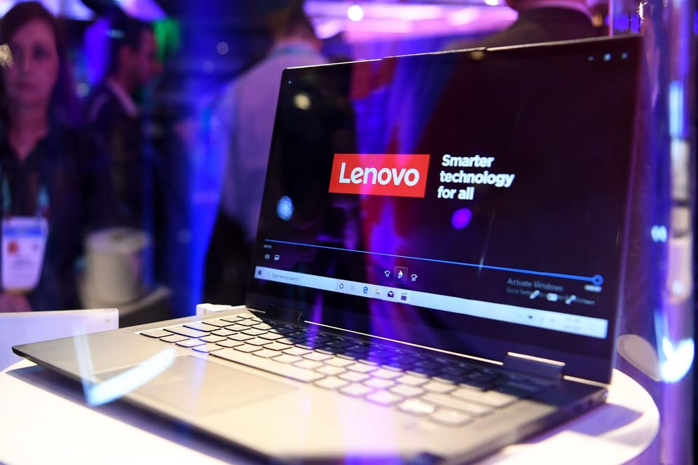 Ein 5G-Computer des chinesischen Computerherstellers Lenovo ist auf der Technik-Messe CES ausgestellt: Der Absatzmarkt für Notebooks zieht kräftig an.