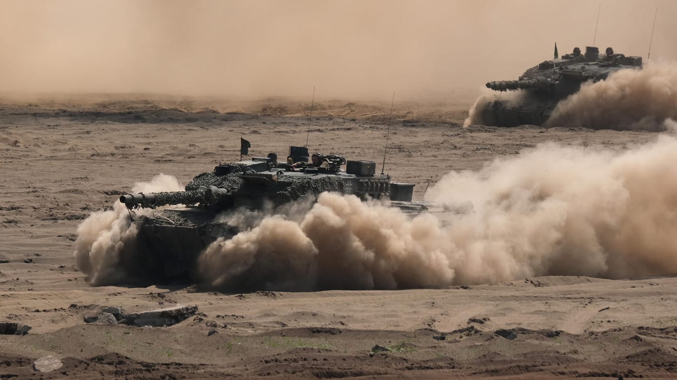 "Leopard 2"-Panzer der Bundeswehr bei einer Übung im Juni: In Bremerhaven sollen die Panzer der Verbündeten für das kommende Manöver anlanden.