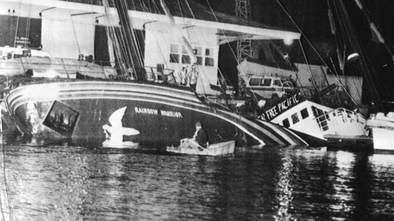Die sinkende "Rainbow Warrior" nach dem Bombenanschlag: Verantwortlich war der französische Geheimdienst.