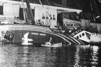 Die sinkende "Rainbow Warrior" nach dem Bombenanschlag: Verantwortlich war der französische Geheimdienst.