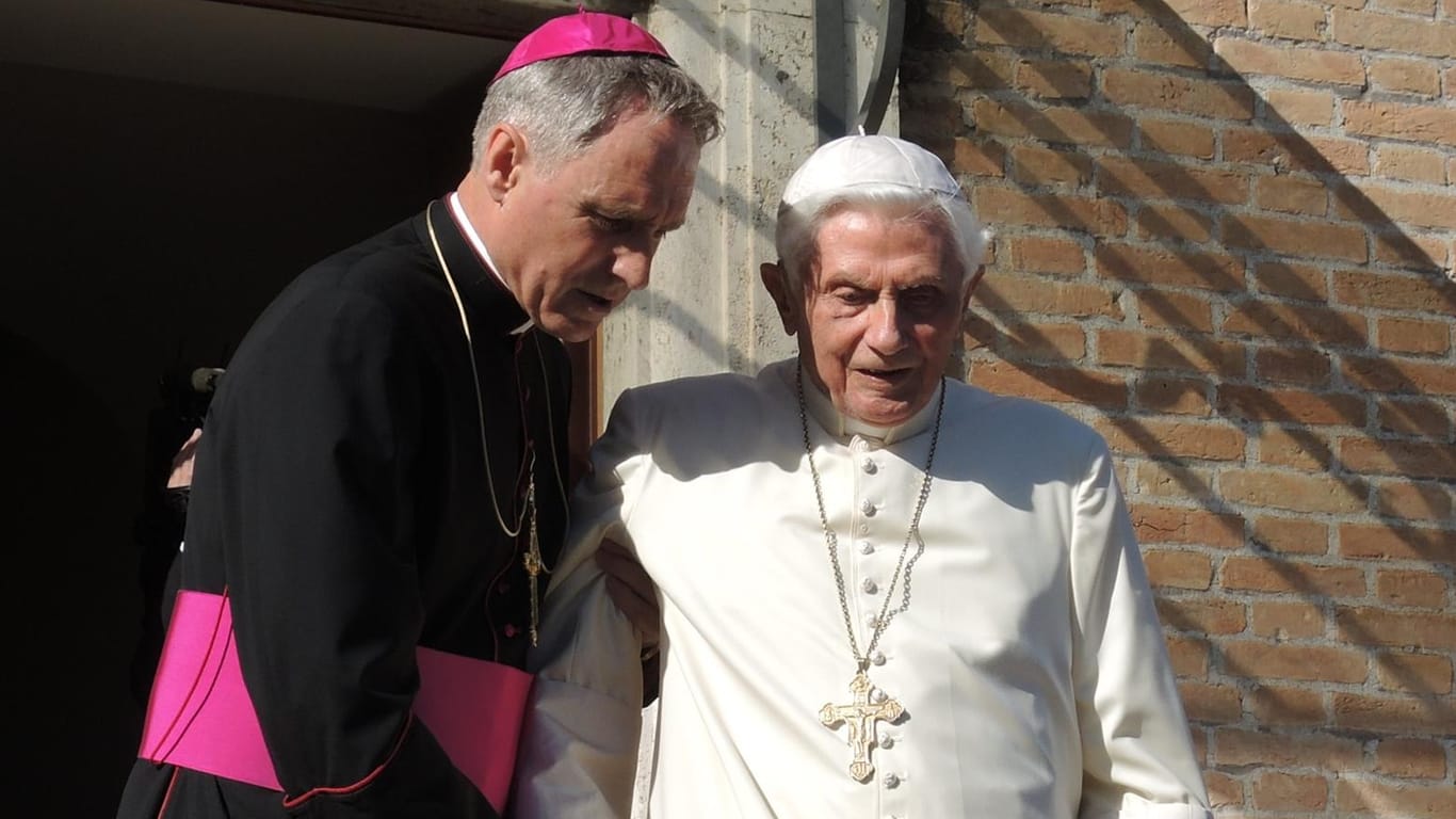 Der emeritierte Papst Benedikt XVI. mit seinem Privatsekretär Georg Gänswein im Vatikan. (Archivbild)