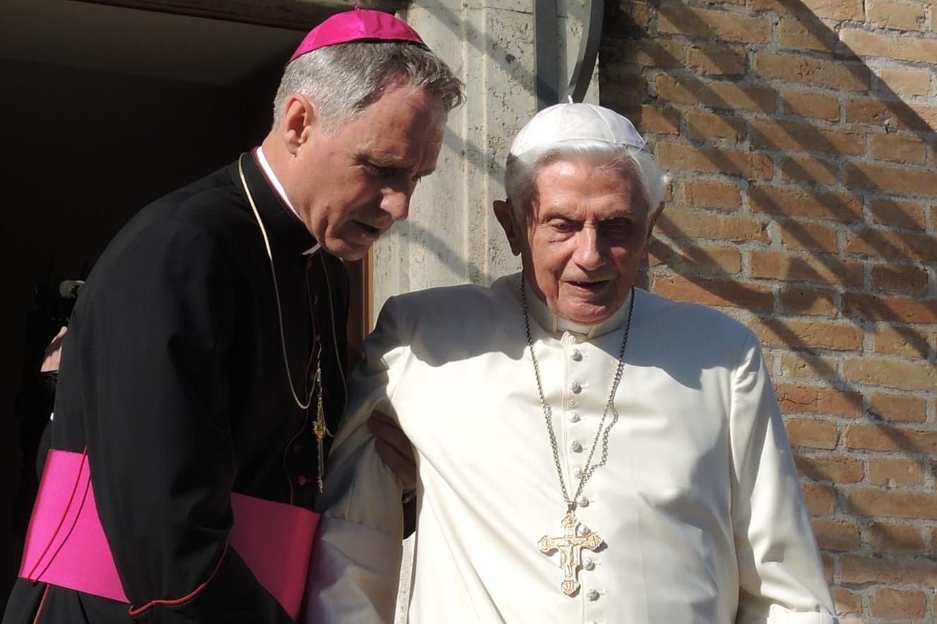 Der emeritierte Papst Benedikt XVI. mit seinem Privatsekretär Georg Gänswein im Vatikan. (Archivbild)