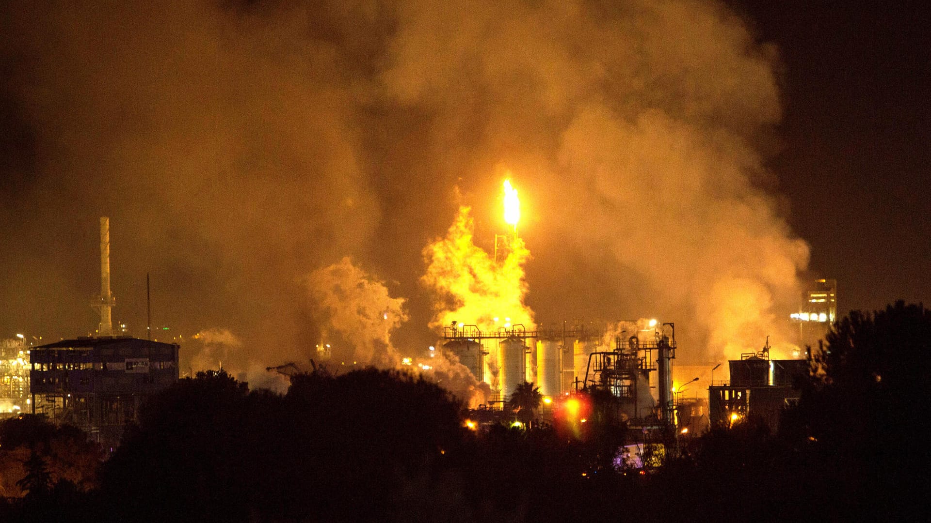 Rauch über dem spanischen Chemiepark: Nahe Tarragona hat sich eine Explosion ereignet.