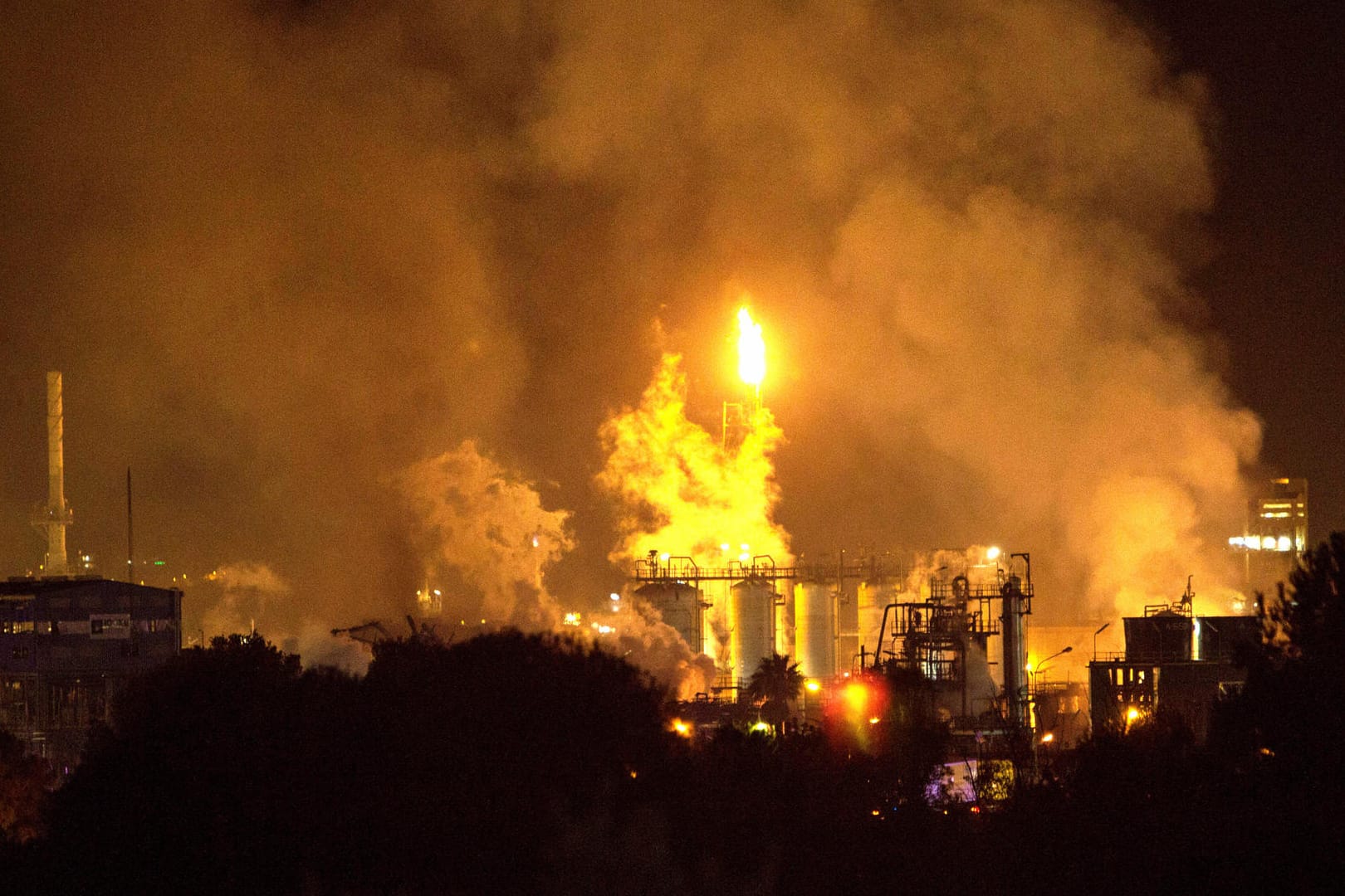 Rauch über dem spanischen Chemiepark: Nahe Tarragona hat sich eine Explosion ereignet.