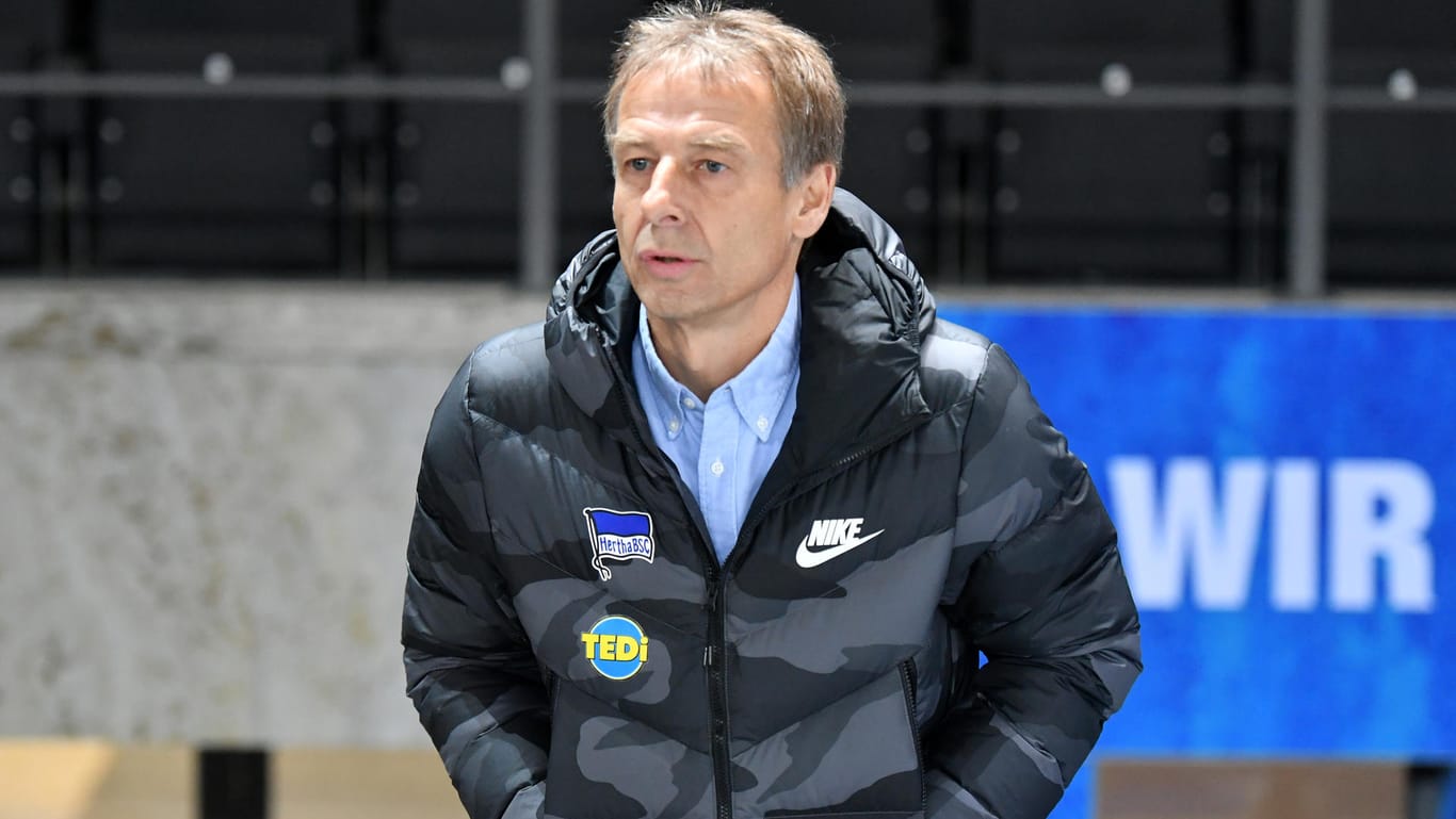Jürgen Klinsmann an der Seitenlinie: Dem Hertha-Trainer fehlen aktuell wichtige Dokumente.