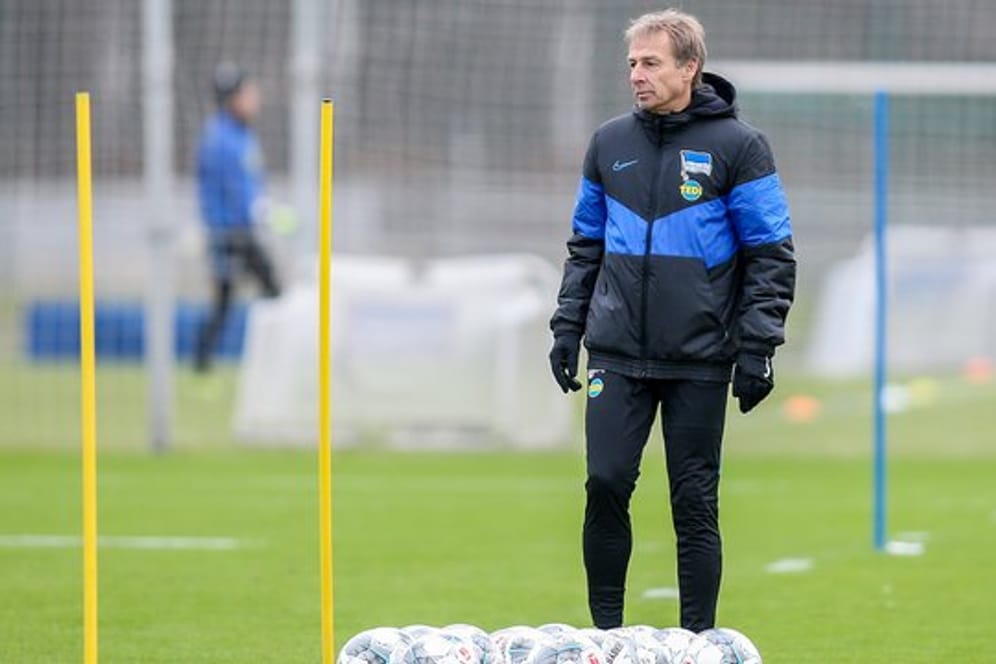 Muss wohl dem DFB noch eine gültige Fußballlehrer-Lizenz nachweisen: Herthas Trainer Jürgen Klinsmann.