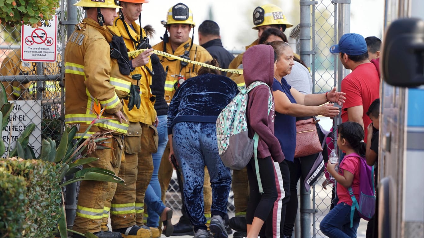 Feuerwehrmänner gewähren Eltern den Zugang: Ein Flugzeug hat wegen eines Triebwerkproblems Treibstoff über dem Spielplatz abgelassen.