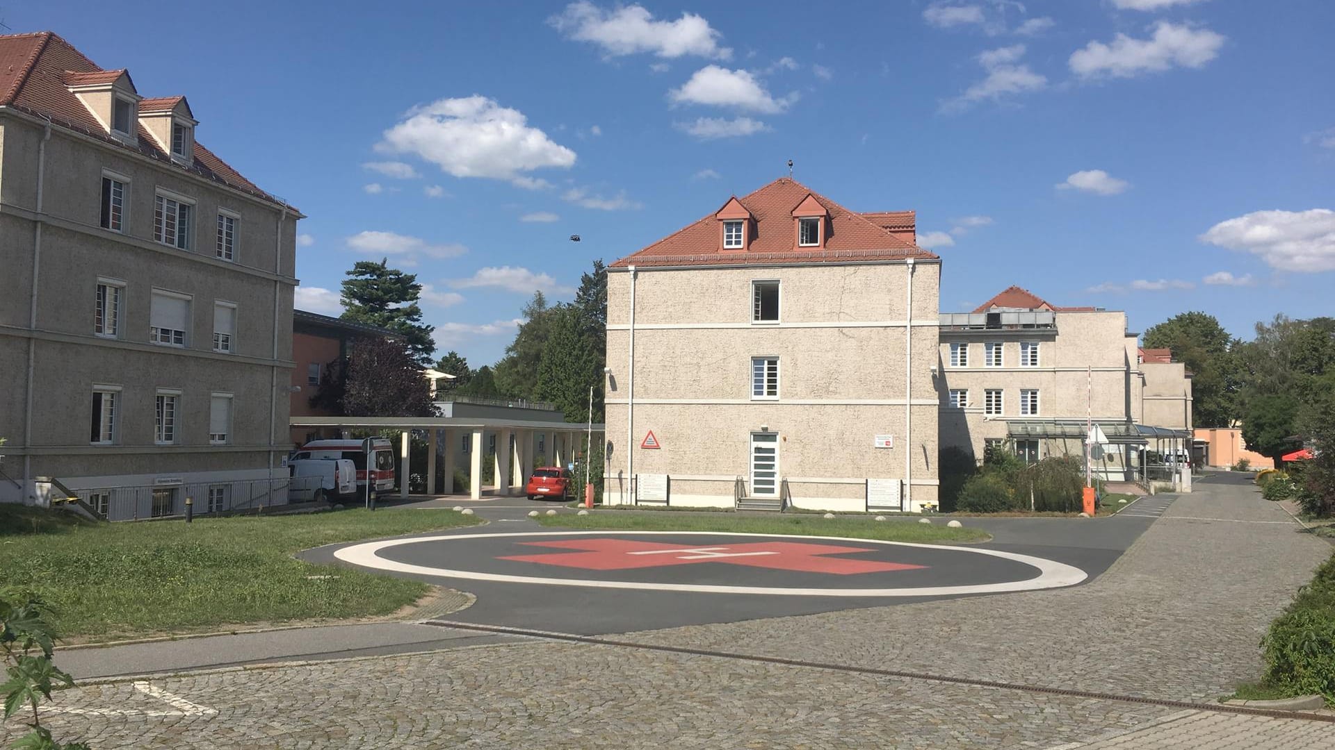 Auf dem Hubschrauberlandeplatz des Krankenhauses kamen die Unfallopfer und Ärzte an.