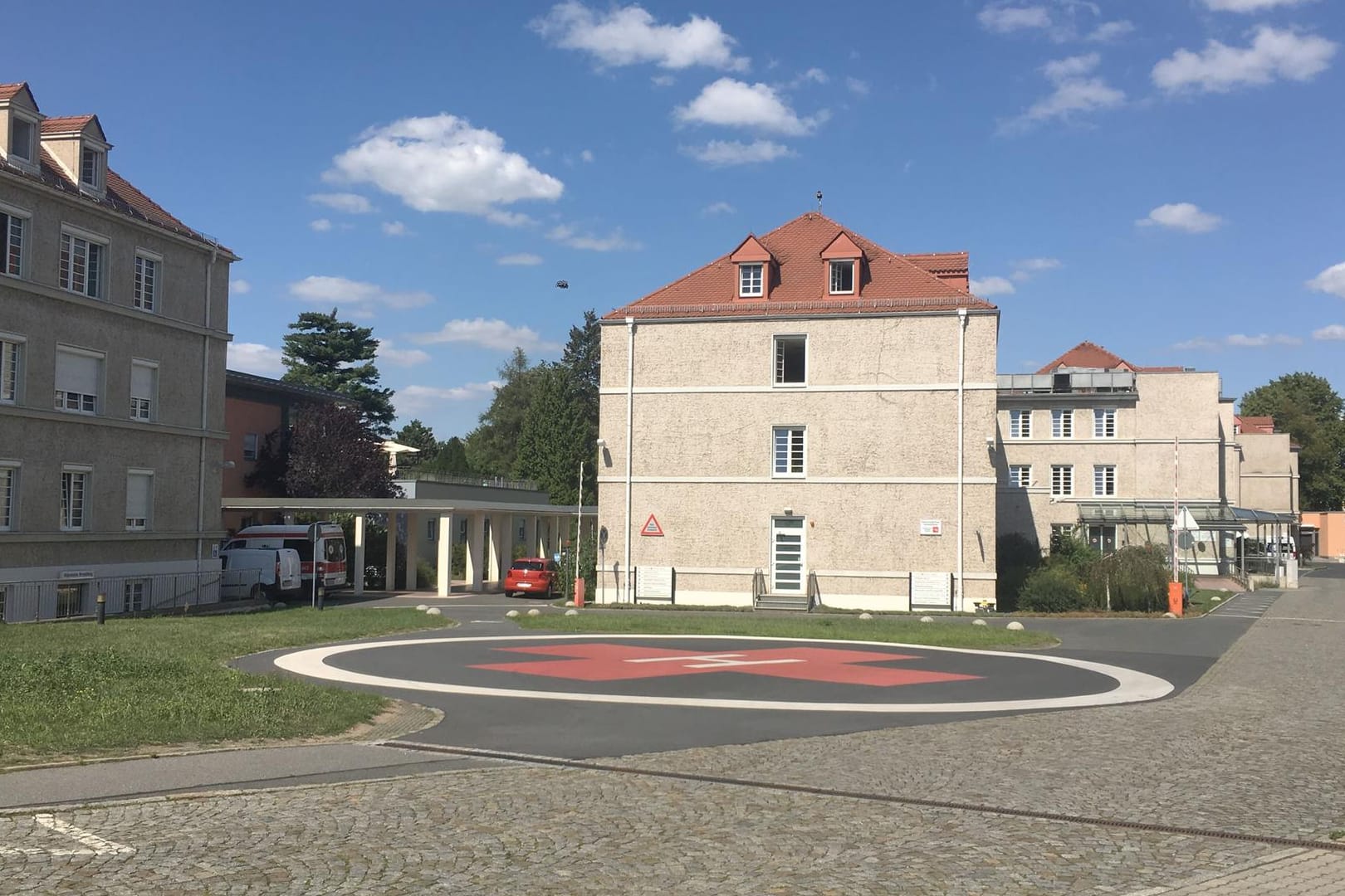 Auf dem Hubschrauberlandeplatz des Krankenhauses kamen die Unfallopfer und Ärzte an.