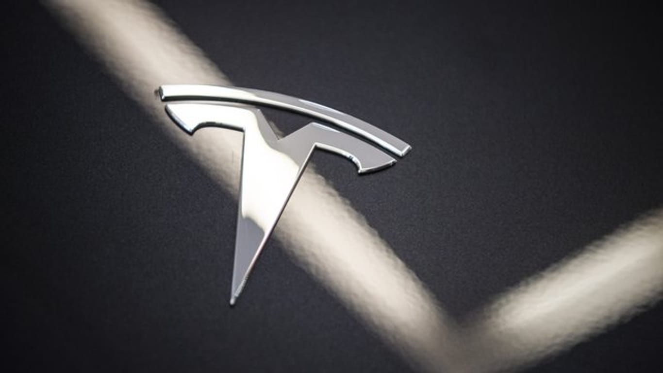 Tesla-Logo: Der Autobauer könnte in den kommenden Jahren bis zu 12.000 Arbeitsplätze bei maximaler Produktionsauslastung schaffen.