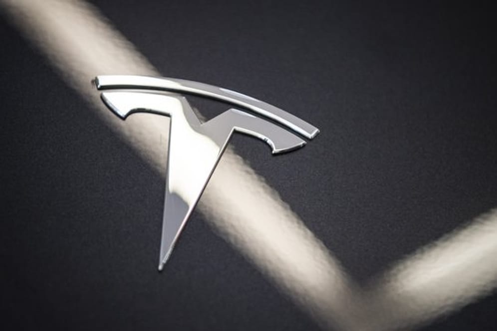 Tesla-Logo: Der Autobauer könnte in den kommenden Jahren bis zu 12.000 Arbeitsplätze bei maximaler Produktionsauslastung schaffen.