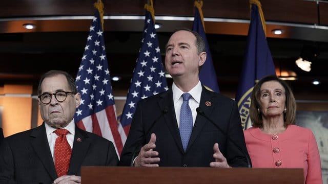 Die demokratischen Spitzenpolitiker Adam Schiff, Nancy Pelosi und Jerry Nadler zu den weiteren Schritten im Amtsenthebungsverfahren gegen Donald Trump. Die demokratischen Spitzenpolitiker Adam Schiff, Nancy Pelosi und Jerry Nadler zu den weiteren Schritten im Amtsenthebungsverfahren gegen Donald Trump.