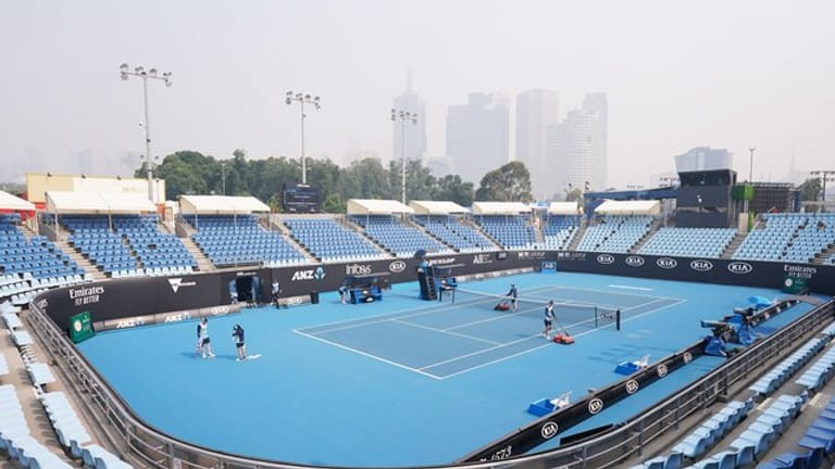Wegen des Rauchs hatten sich schon am Vortag die ersten Spiele in der Qualifikationsrunde der Australian Open verzögert.